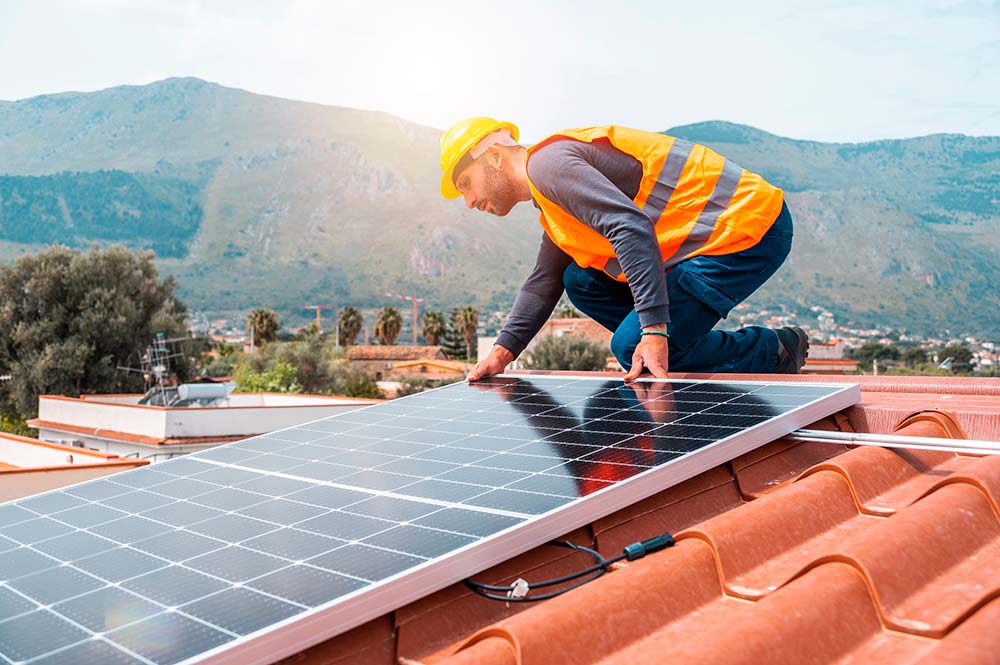 Paneles solares en casa son buena inversión en energía limpia